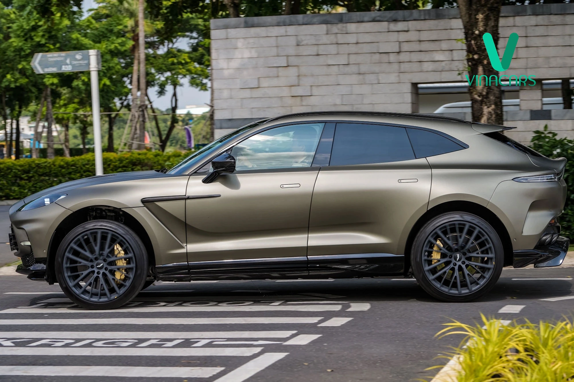 Aston Martin DBX 707 2024