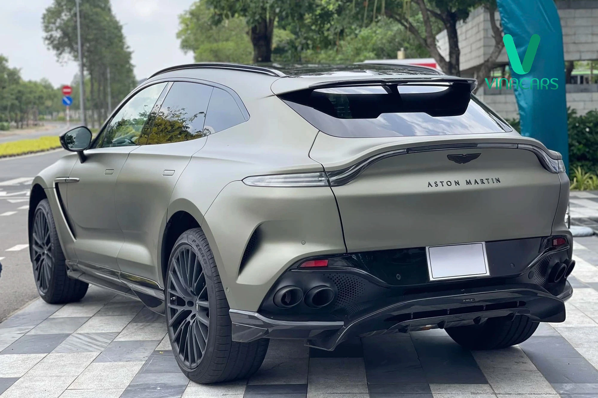 Aston Martin DBX 707 2024