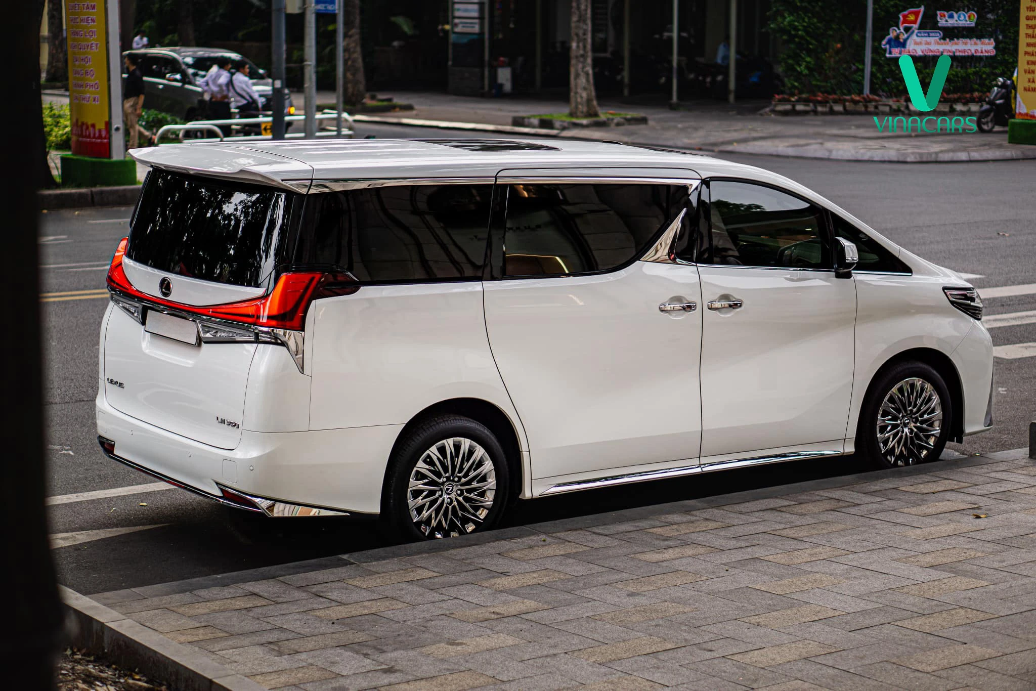 Lexus LM350 2023