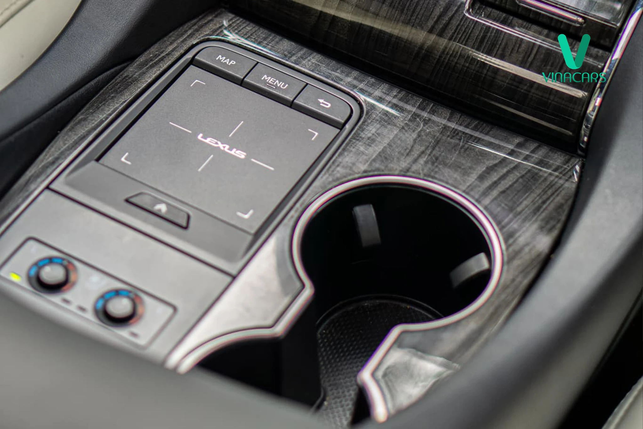 Lexus LM350 2023