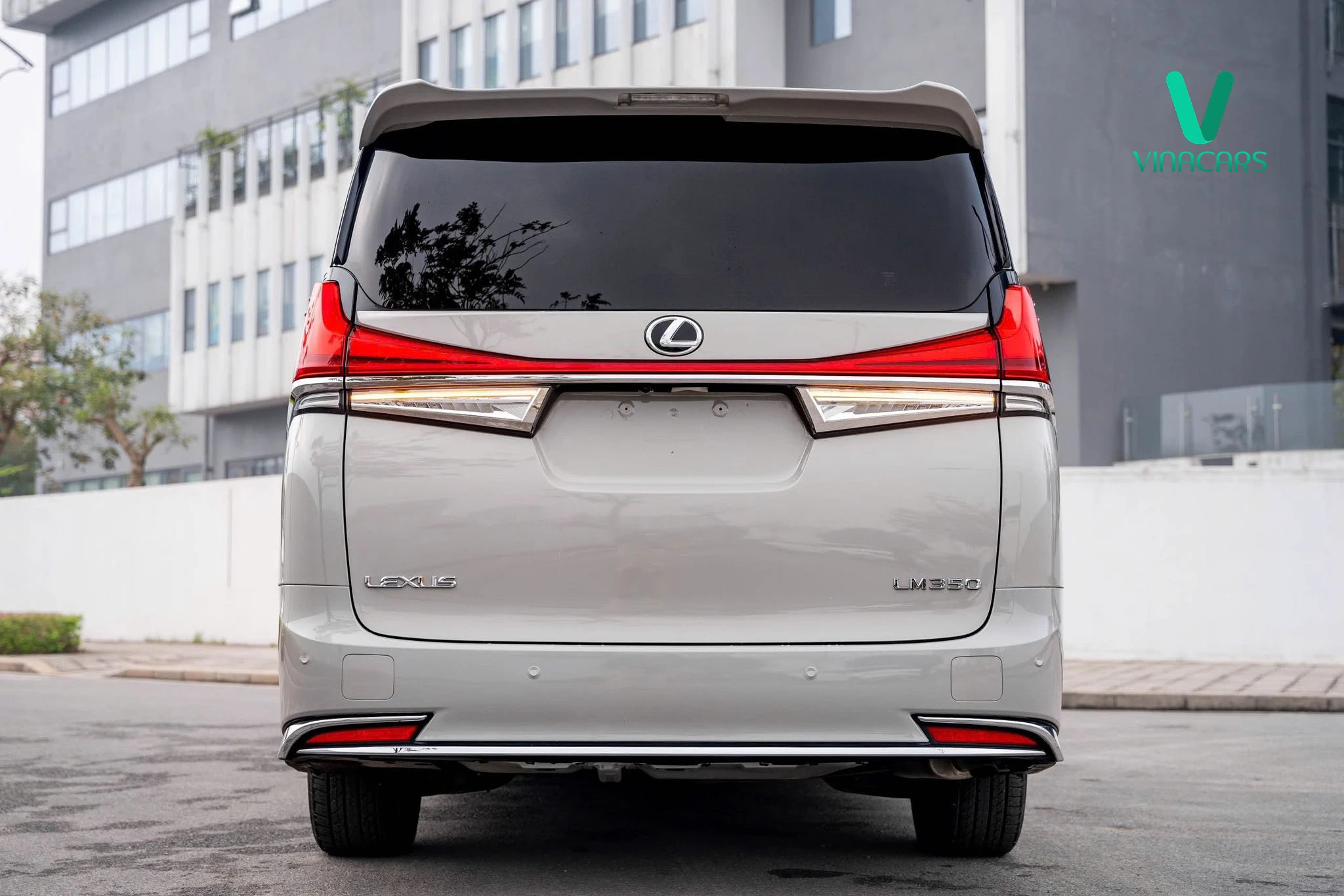 Lexus LM350 2023