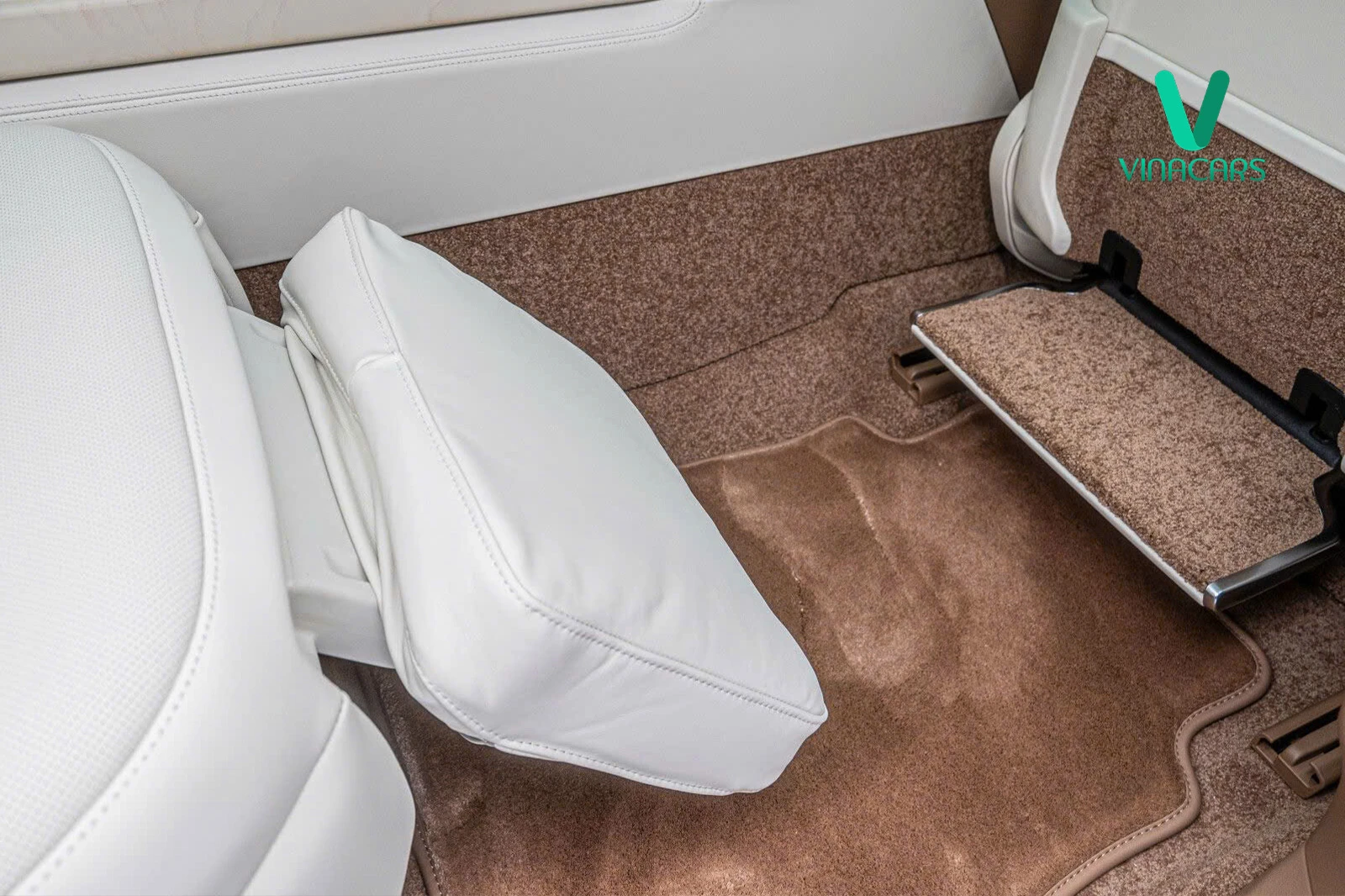 Range Rover SV  P615 2025