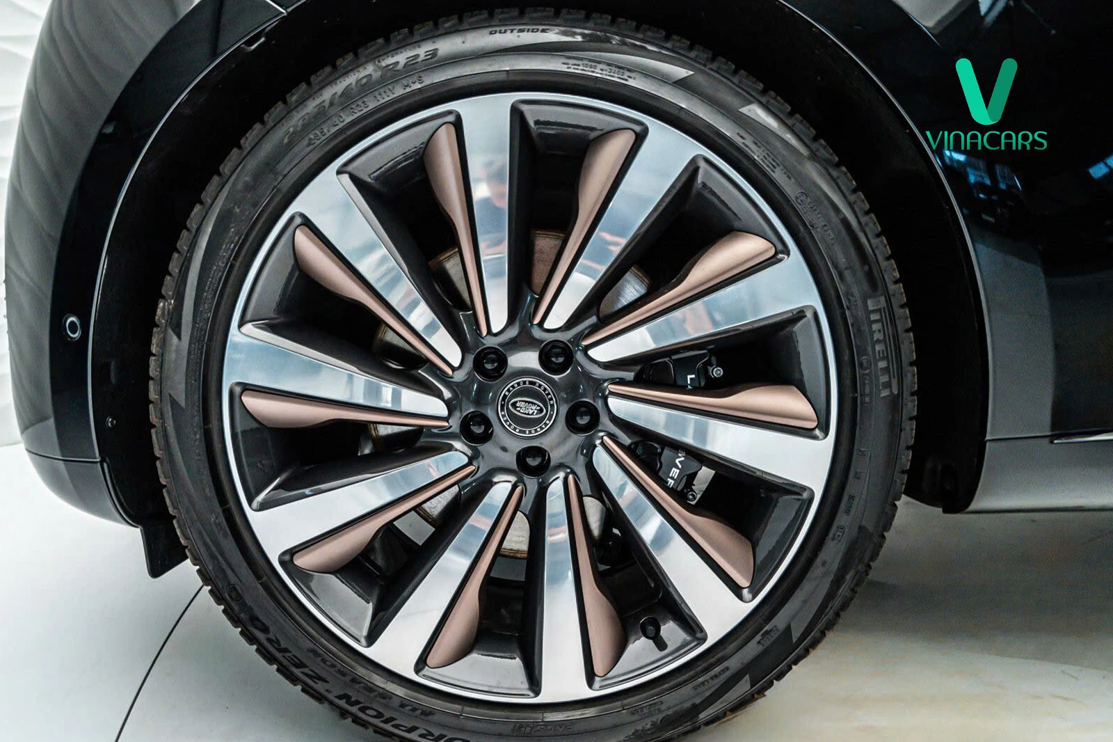 Range Rover SV  P615 2025