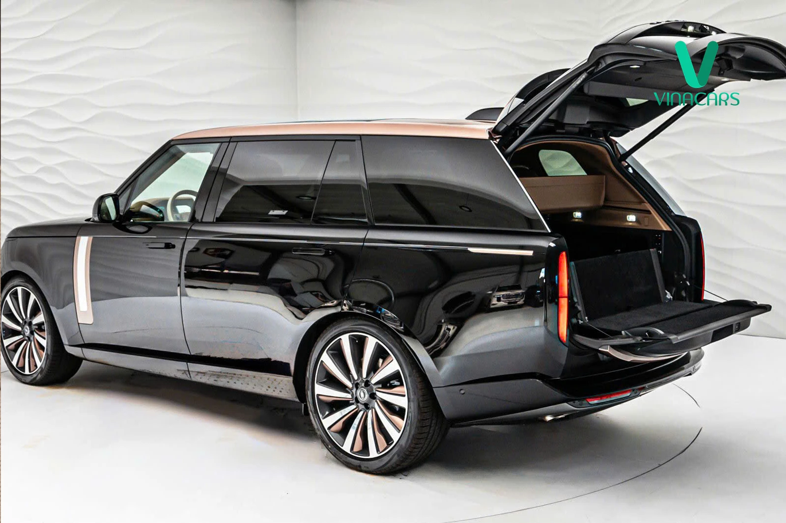 Range Rover SV  P615 2025