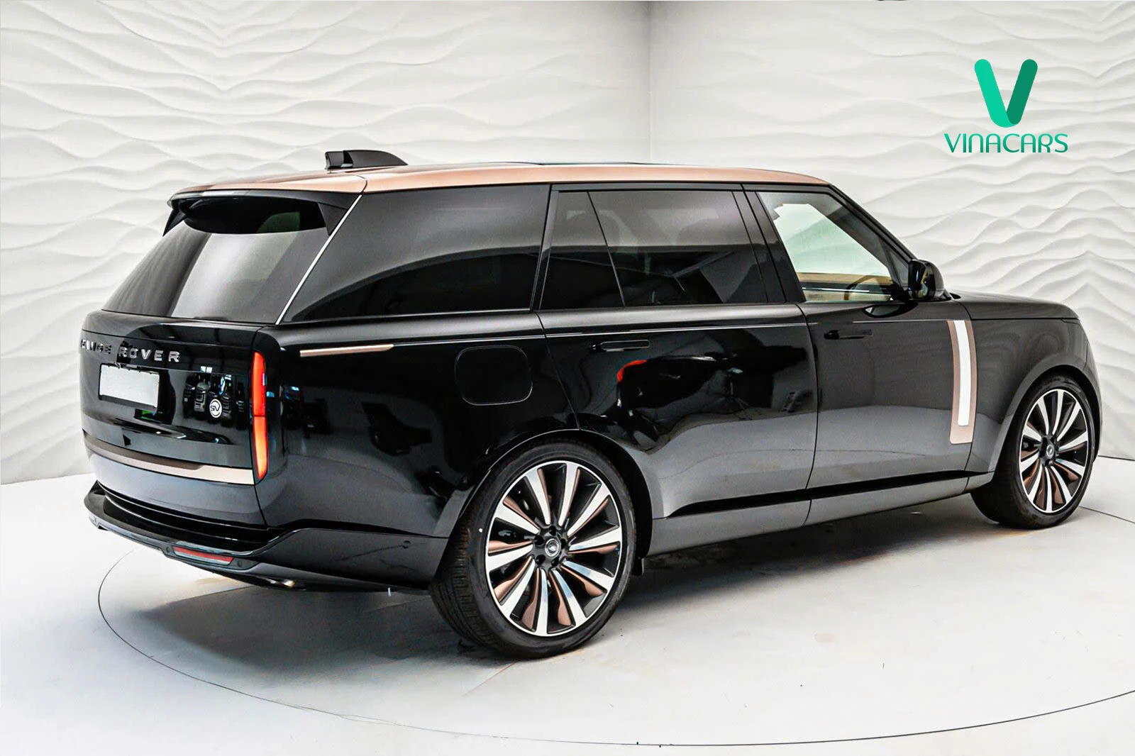 Range Rover SV  P615 2025