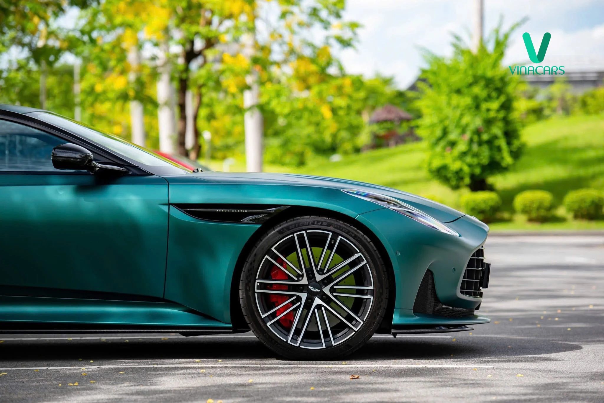 Aston Martin DB12 Model 2025