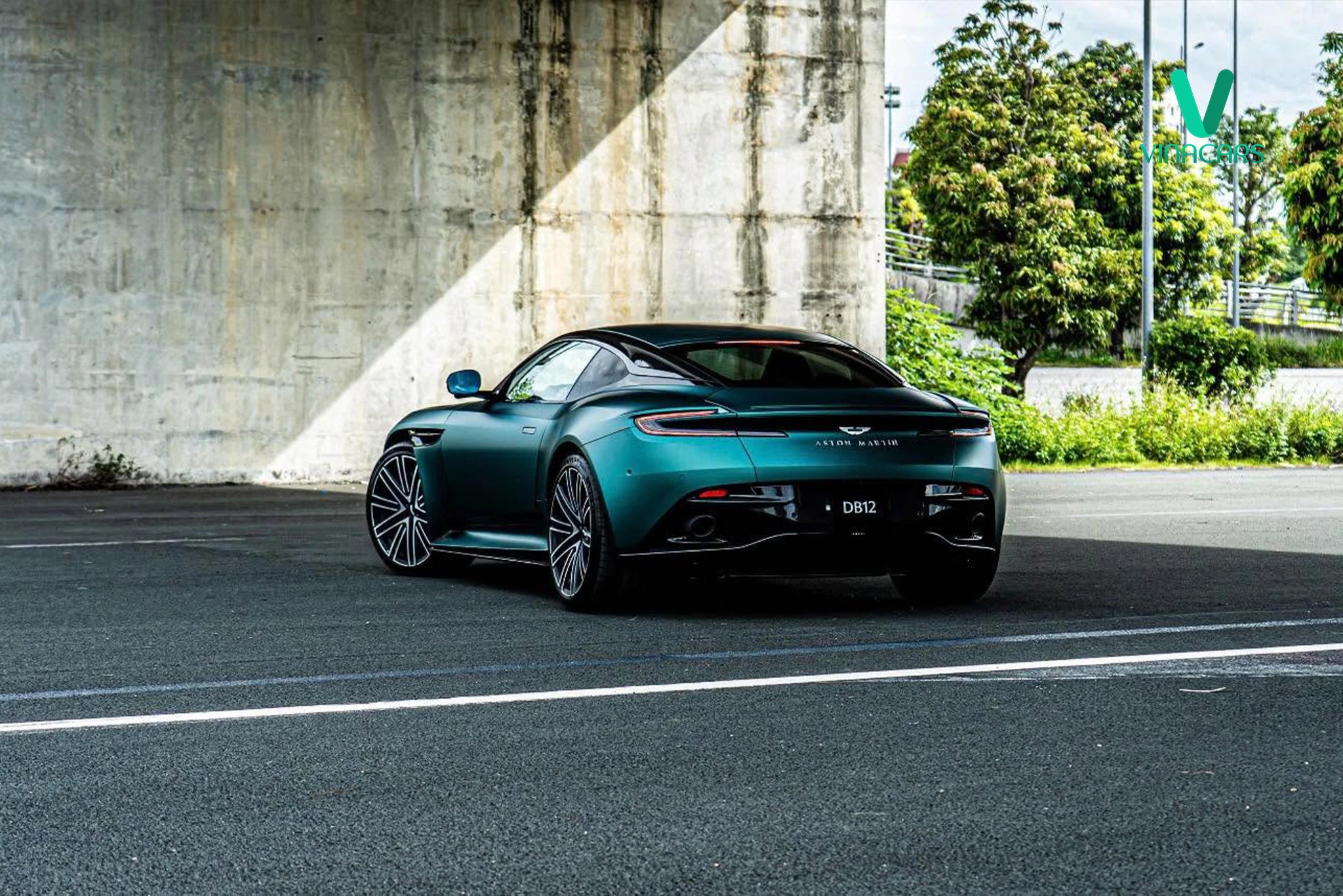 Aston Martin DB12 Model 2025