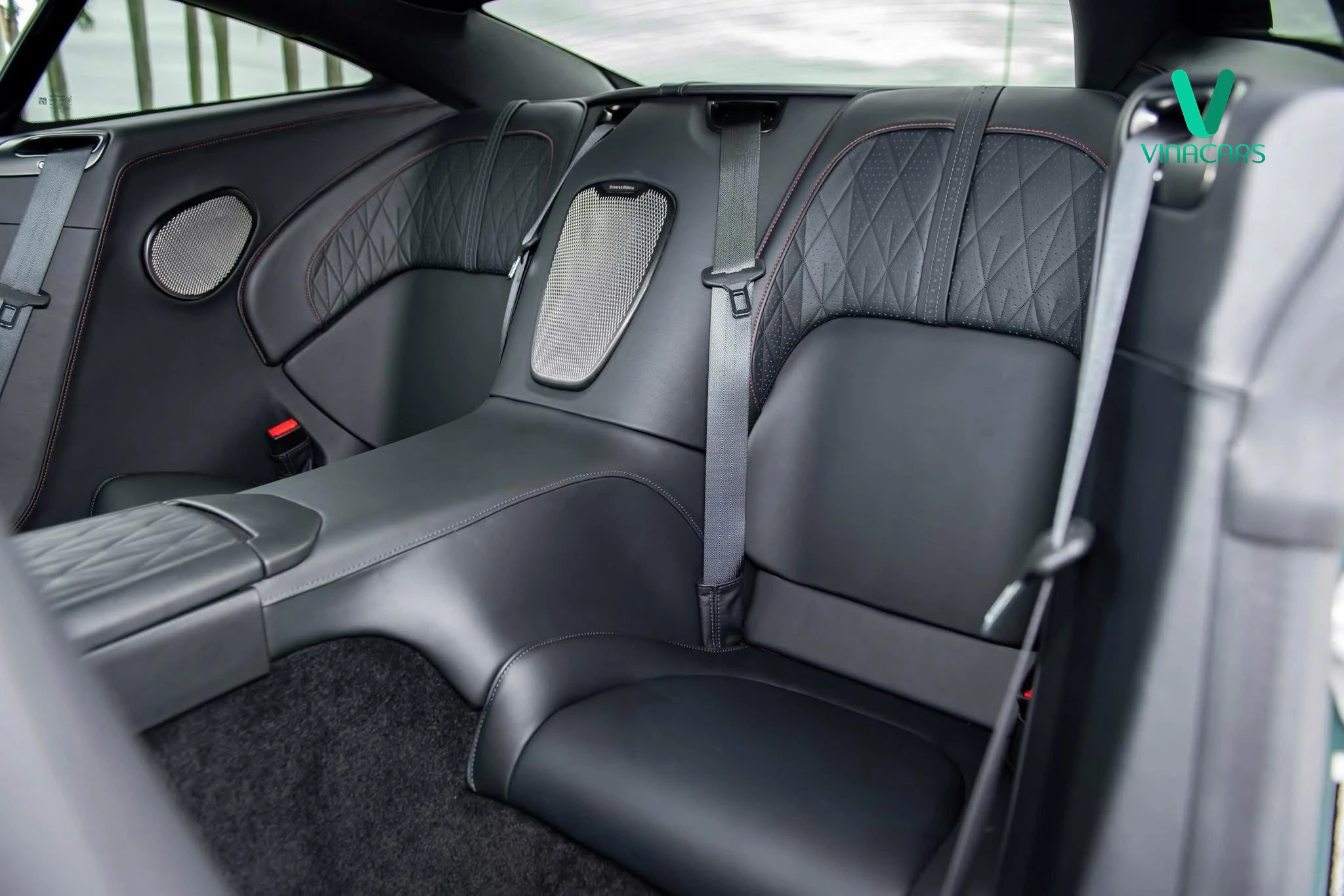 Aston Martin DB12 Model 2025