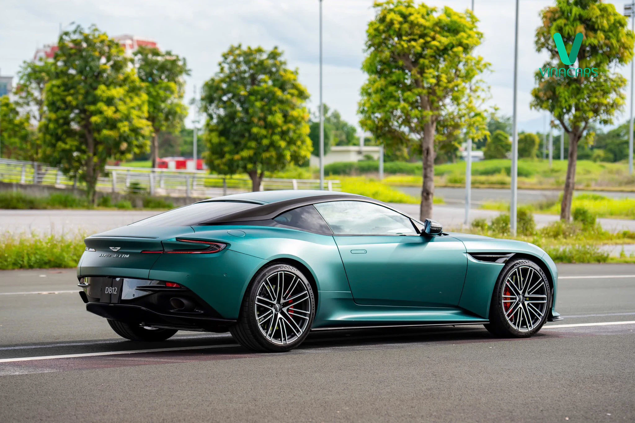 Aston Martin DB12 Model 2025
