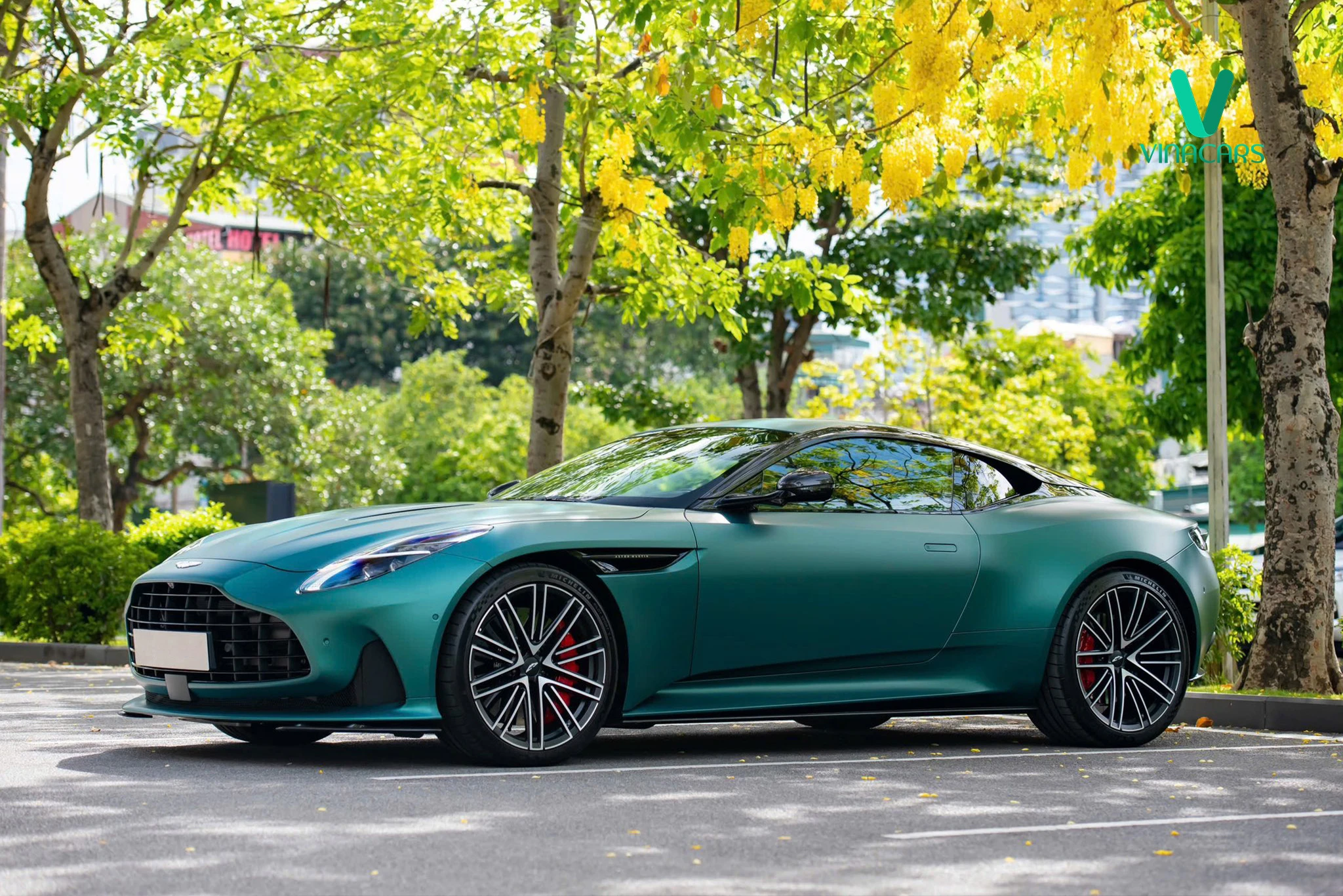 Aston Martin DB12 Model 2025