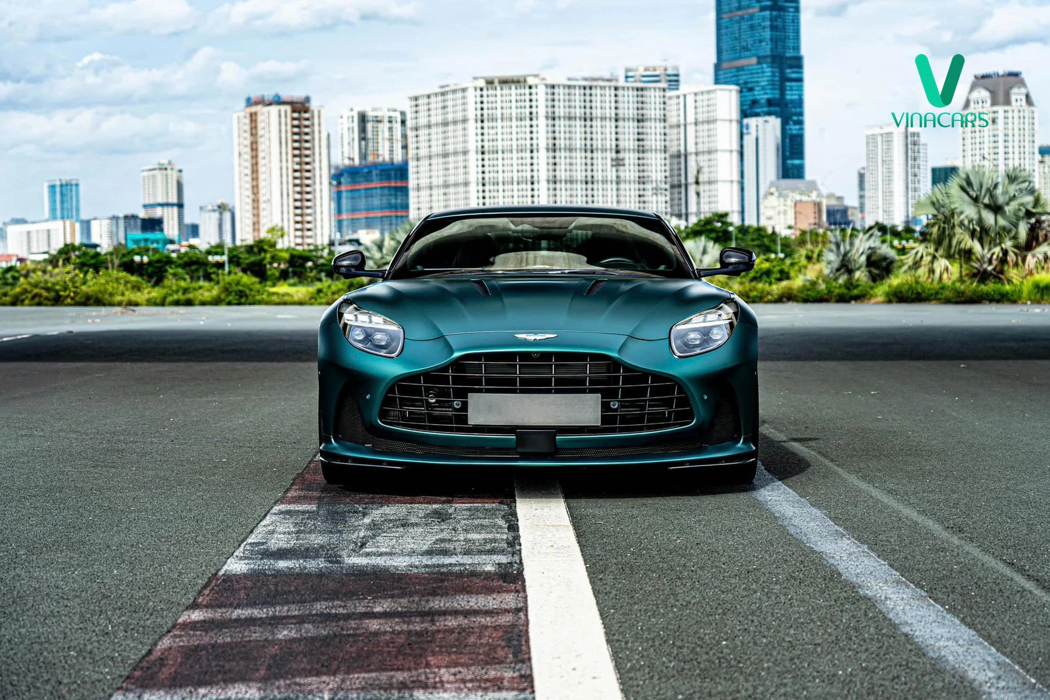 Aston Martin DB12 Model 2025