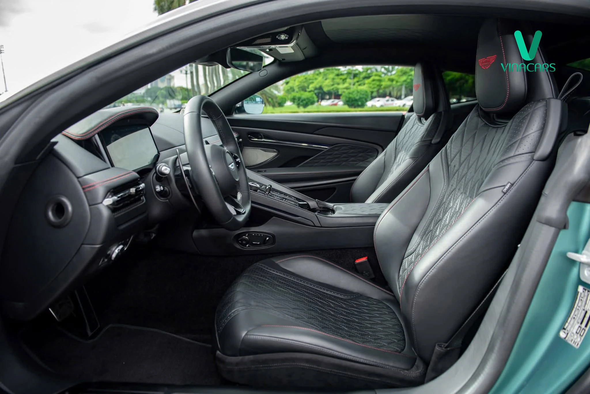 Aston Martin DB12 Model 2025