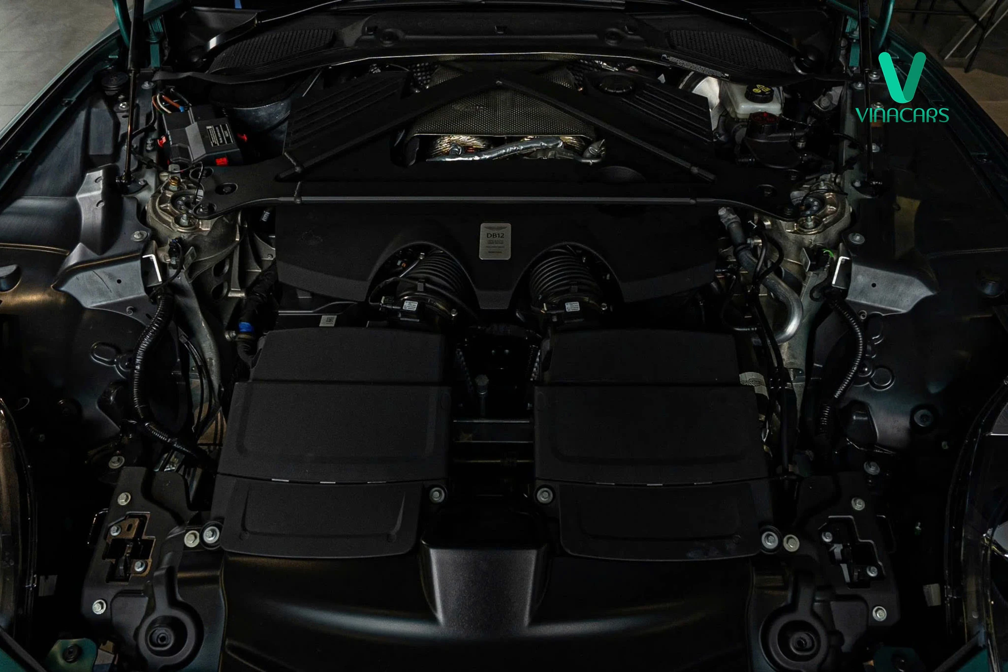 Aston Martin DB12 Model 2025