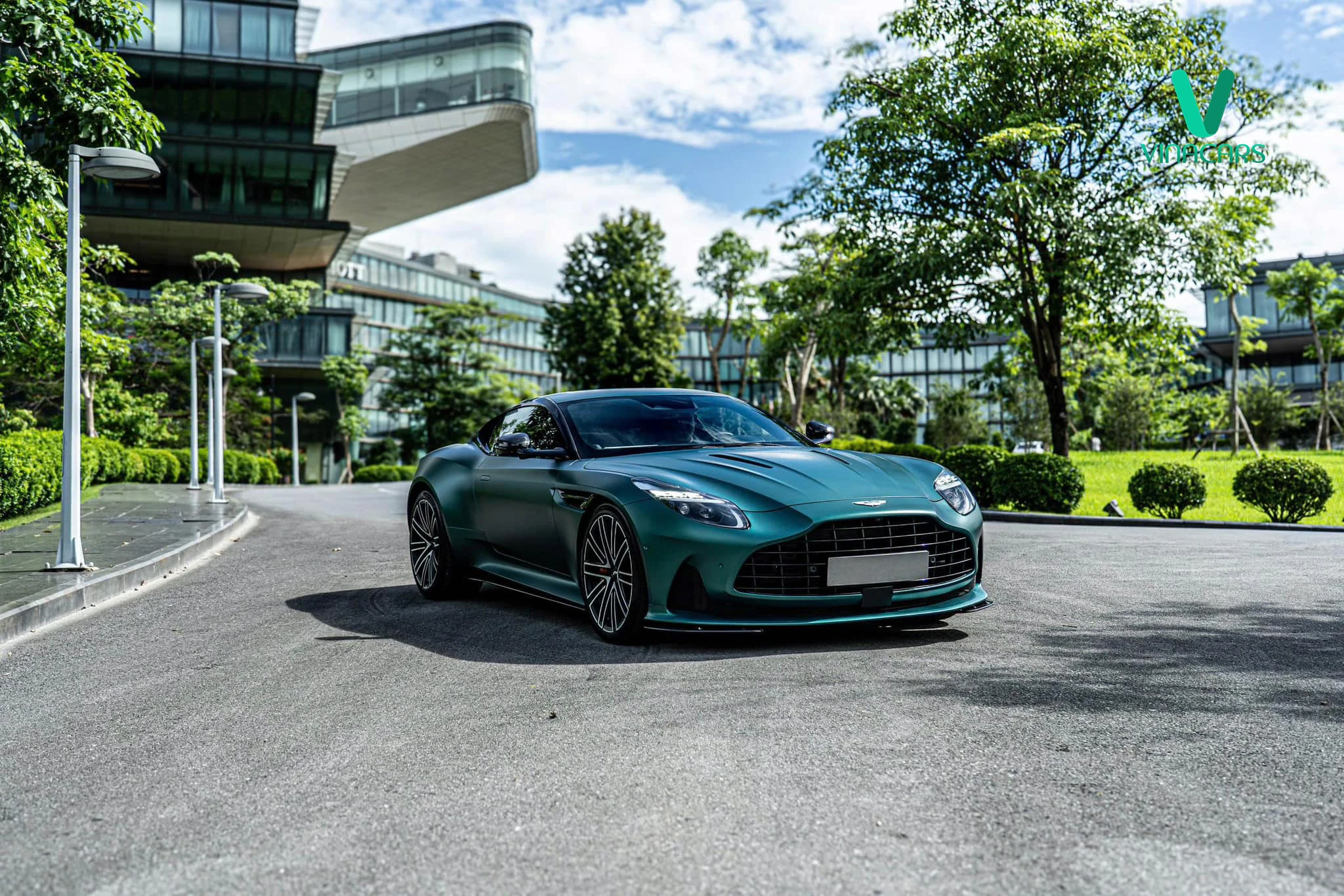 Aston Martin DB12 Model 2025