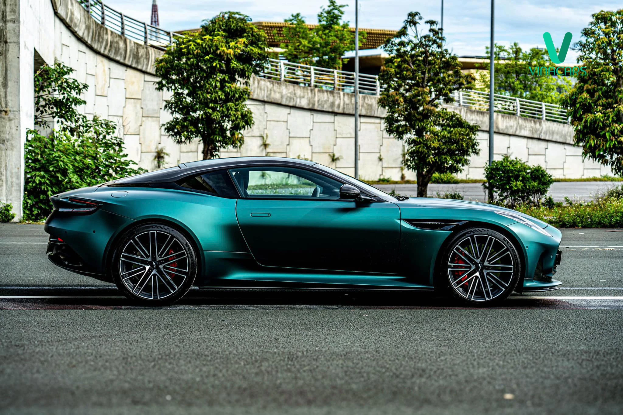 Aston Martin DB12 Model 2025