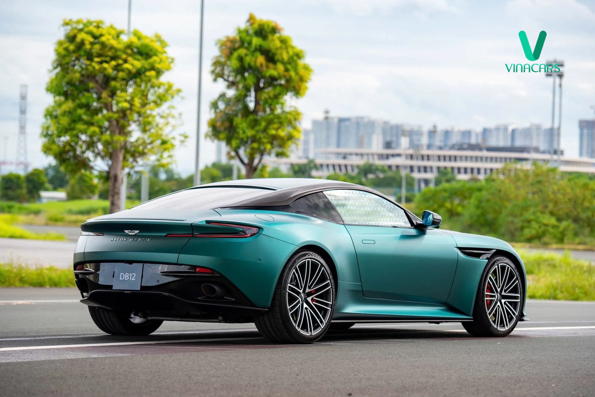 Aston Martin DB12 Model 2025