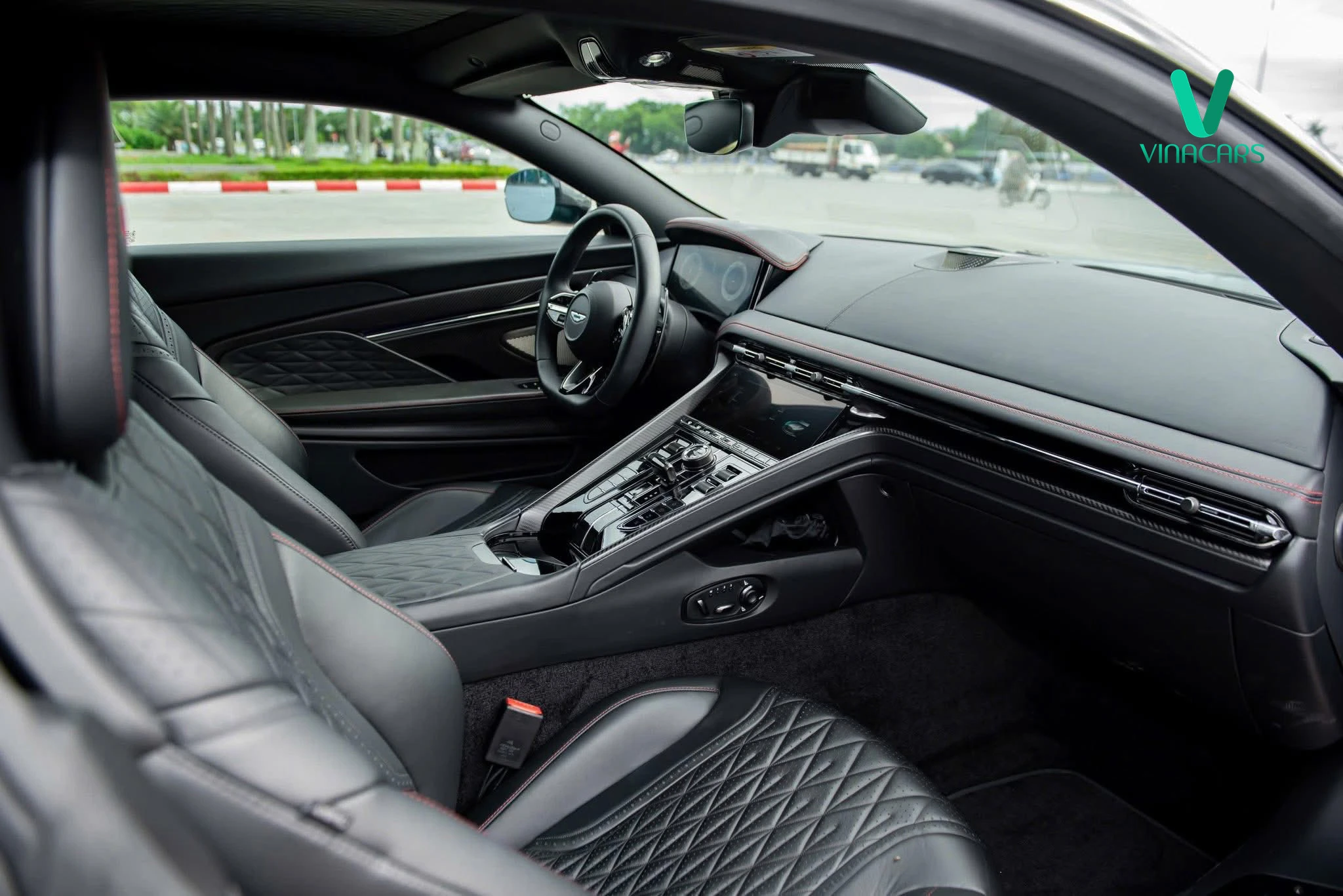 Aston Martin DB12 Model 2025