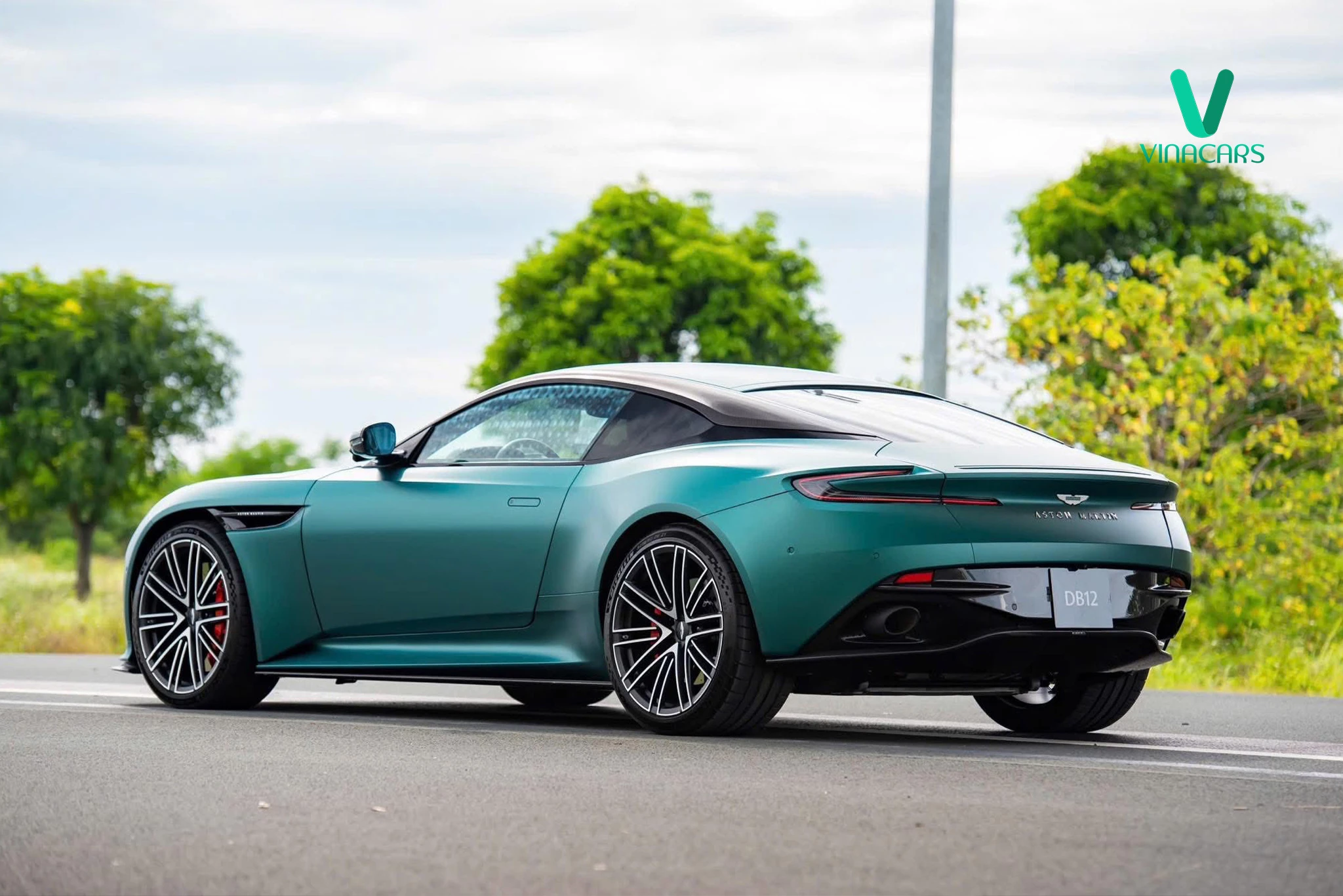 Aston Martin DB12 Model 2025