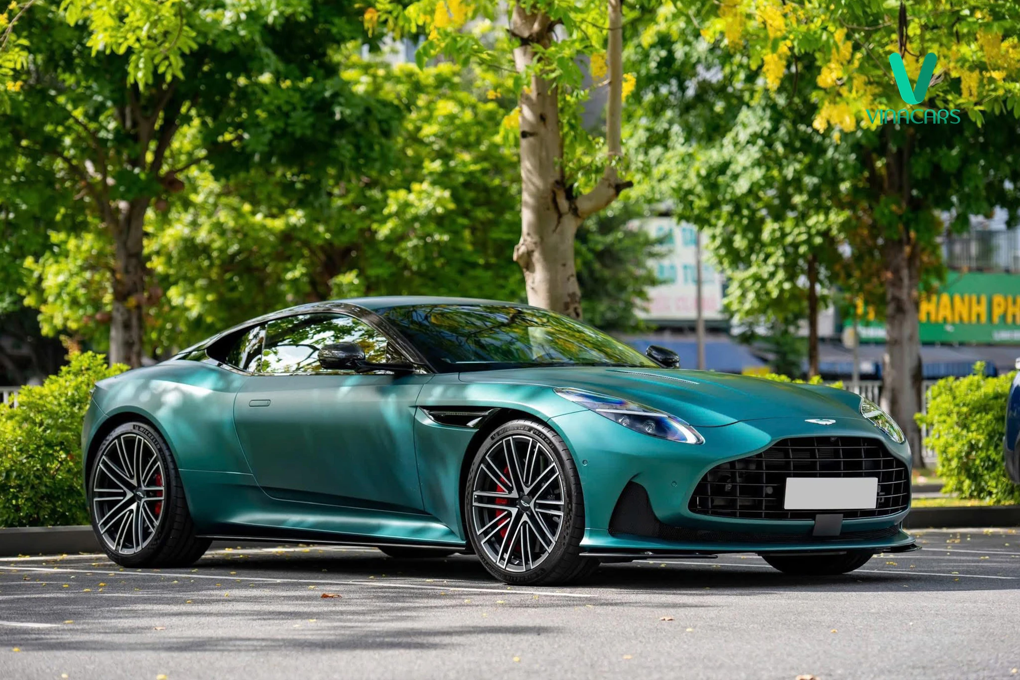 Aston Martin DB12 Model 2025