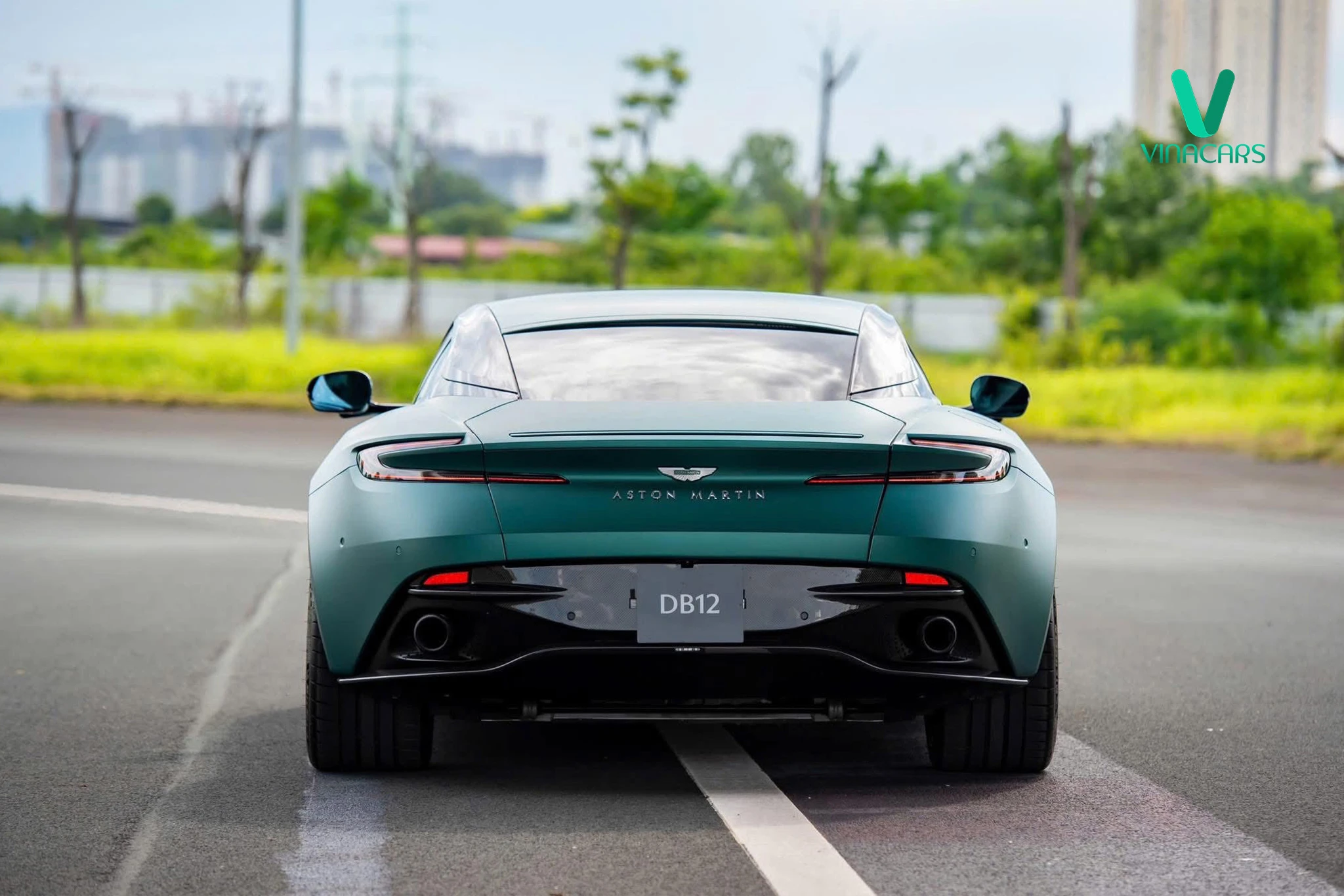 Aston Martin DB12 Model 2025
