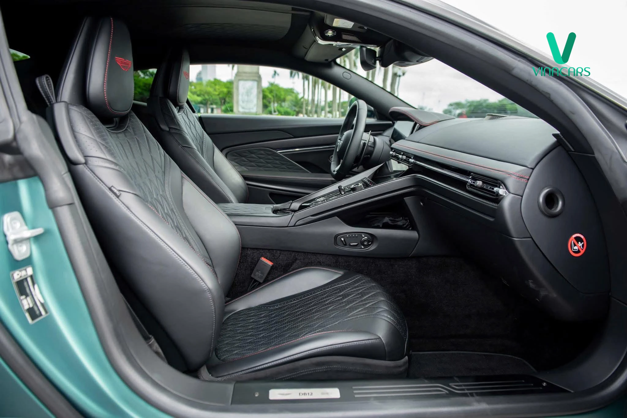 Aston Martin DB12 Model 2025