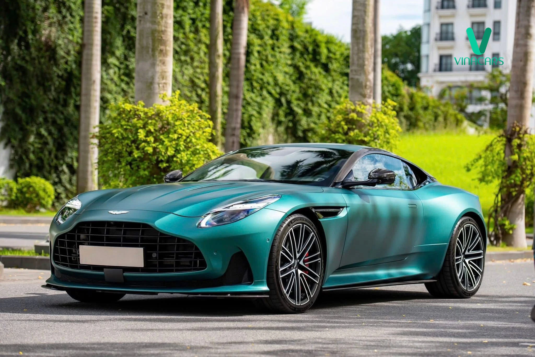 Aston Martin DB12 Model 2025