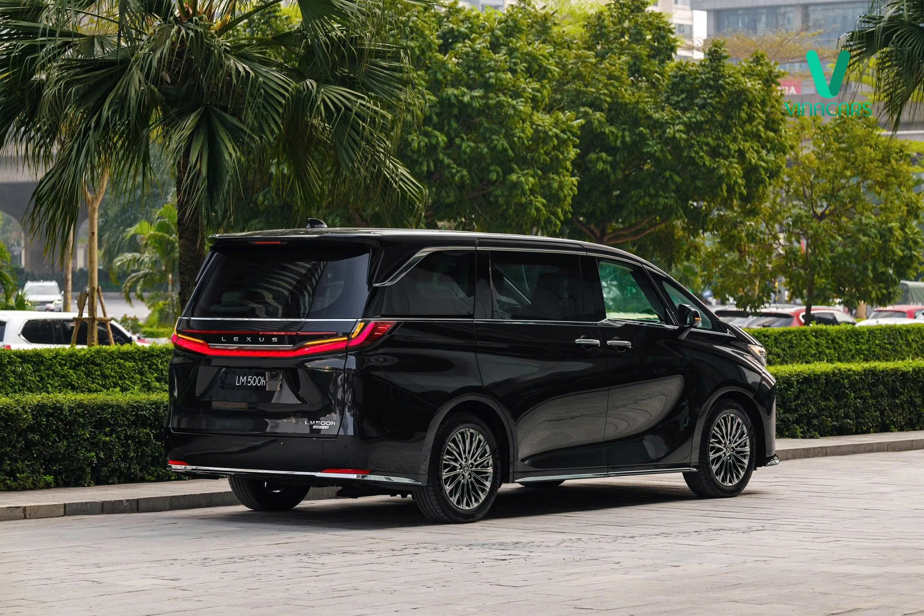 Lexus LM500H 2025