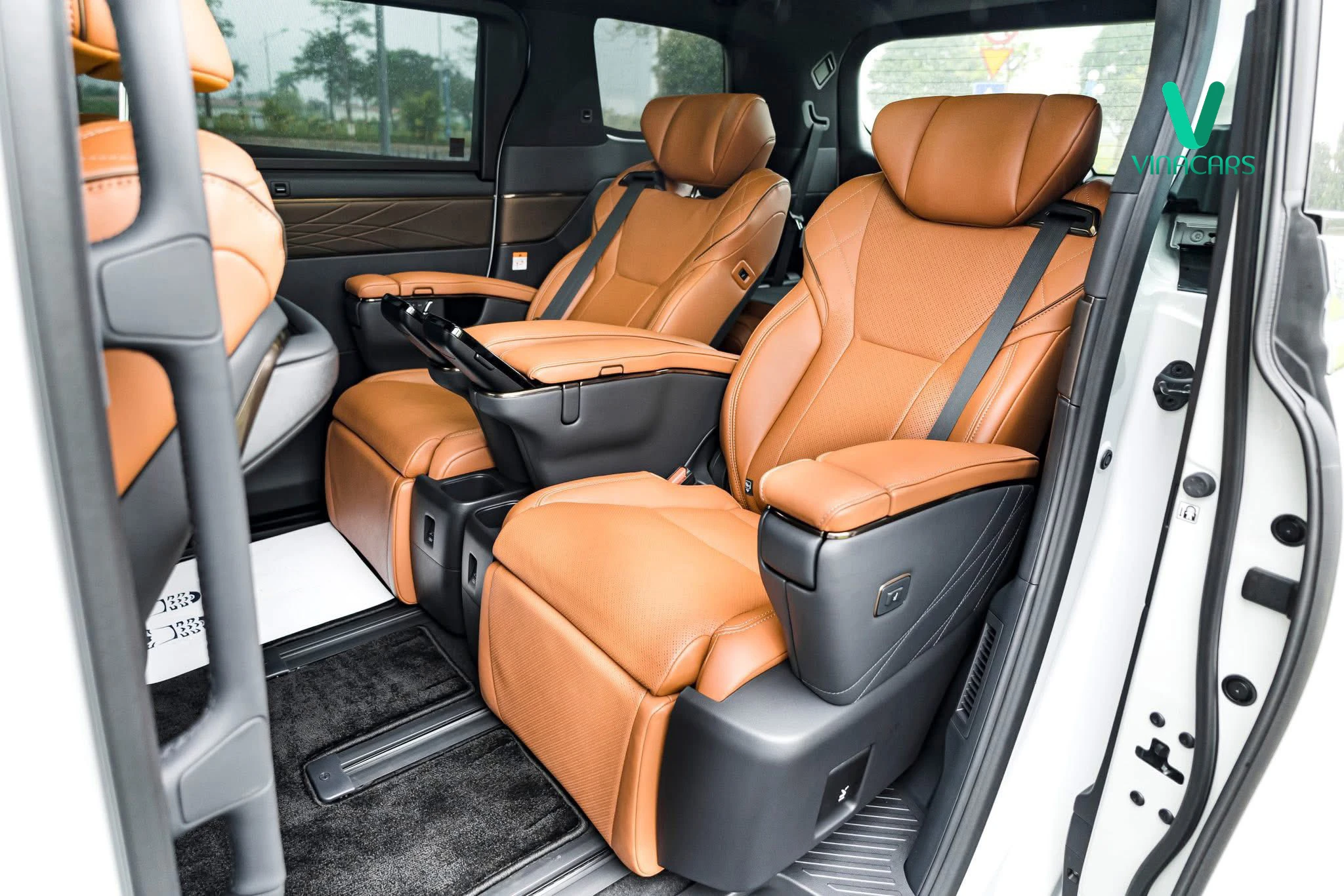 Toyota Alphard HEV 2025