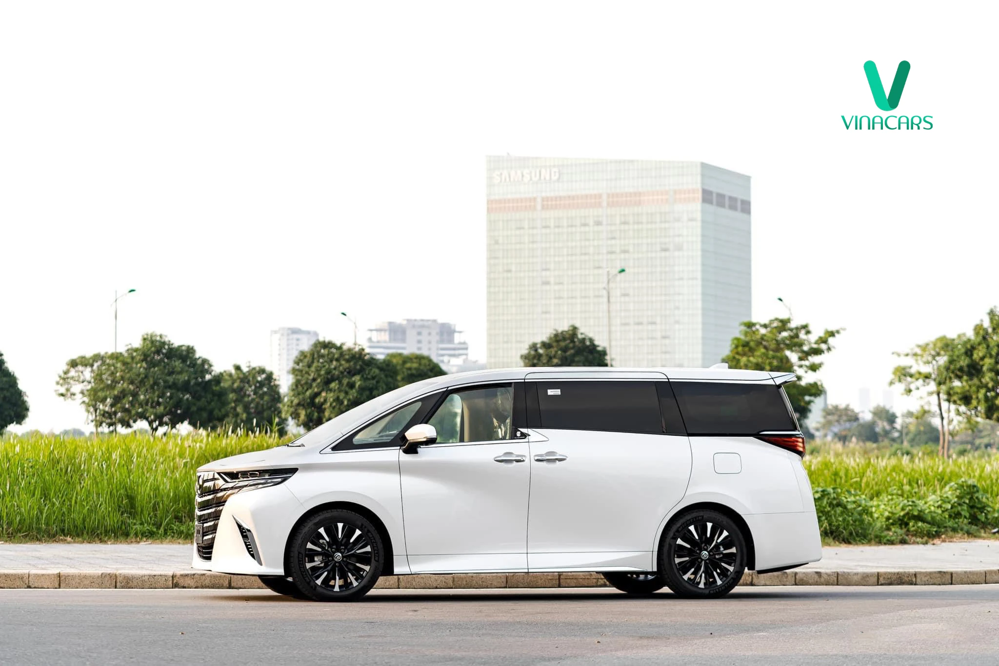 Toyota Alphard HEV 2025