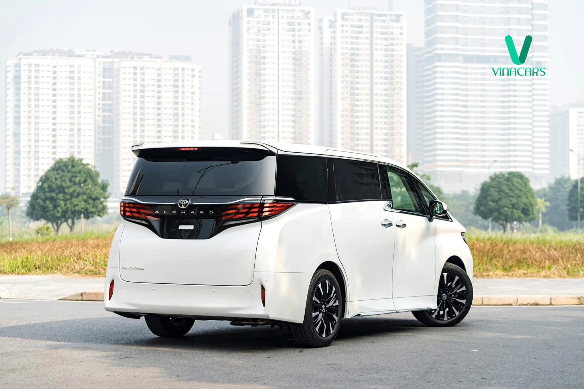 Toyota Alphard HEV 2025